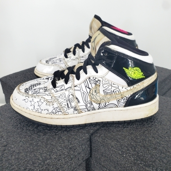 Nike Shoes 6 Youth 7.5 Women Air Jordan 1 Mid SE White Black DC4099-100 - Picture 10 of 10